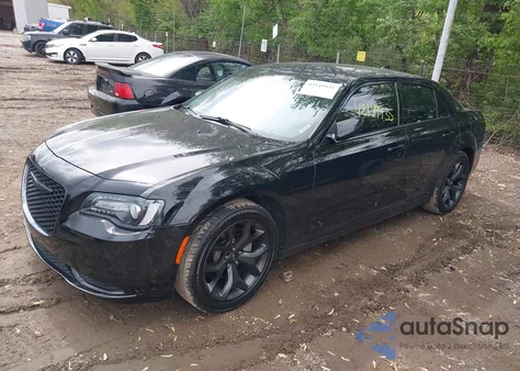 2021 Chrysler 300 Touring z USA, uszkodzony, nr VIN 2C3CCAAG6MH558382